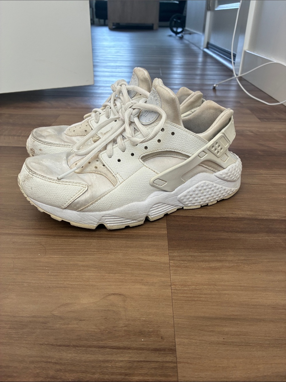 Nike White/Tan Women’s Huarache-Style Sneakers